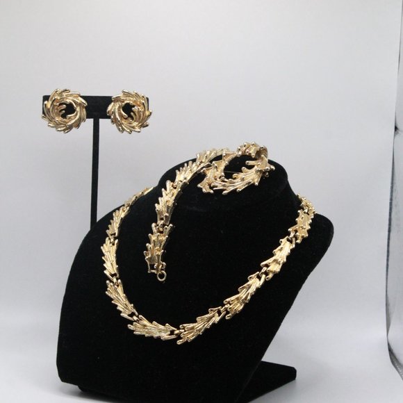 MONET TEXTURED BRUTALIST GOLD TONE PARURE SET - Picture 4 of 9